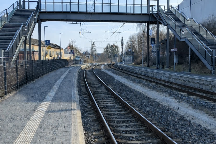 Bahnhof Ebersdorf mit Gleisen, Fußgängerbrücke per KI ergänzt