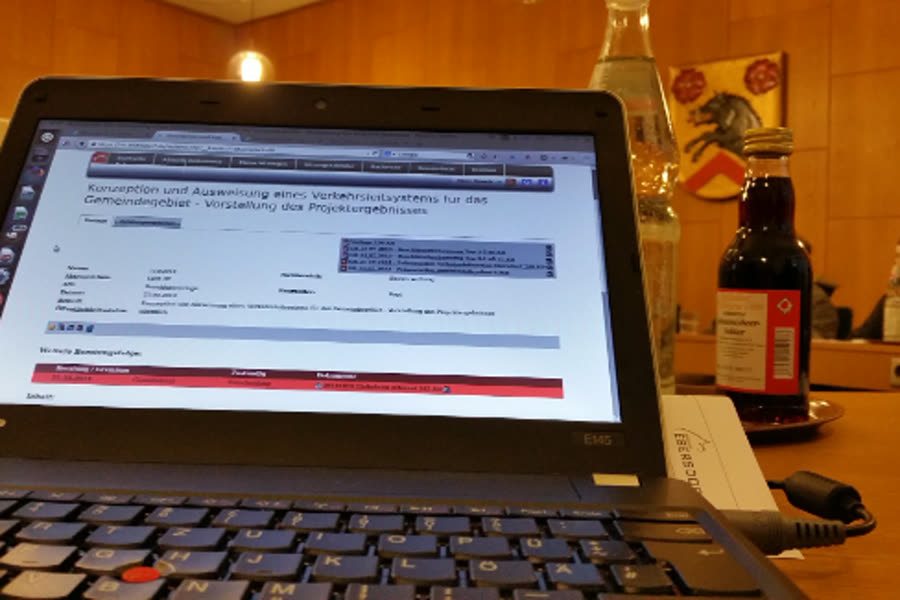 Laptop im Sitzungssaal mit geöffnetem Bürgerinformationssystem