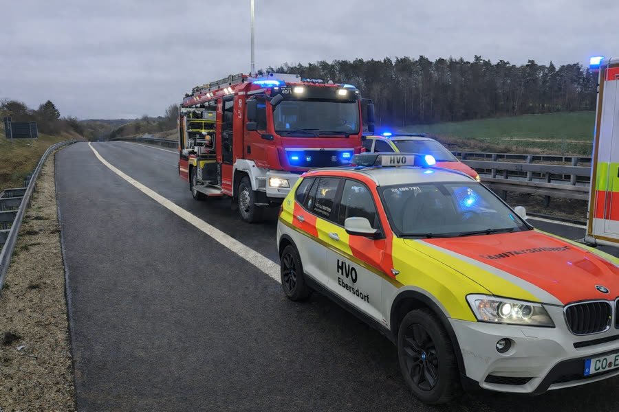Feuerwehrfahrzeug und BRK-Einsatzfahrzeug mit Blaulicht, Foto KI-bearbeitet