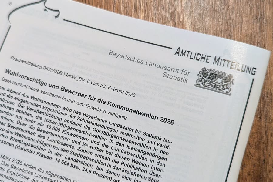 Das Amtsblatt „Wochenblatt“ auf einem Holztisch